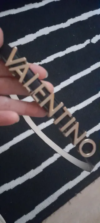 Cinturón Valentino Negro y Dorado Mide 100cm