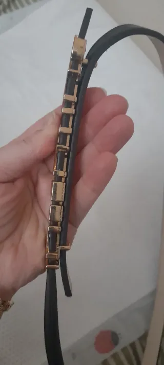 Cinturón Valentino Negro y Dorado Mide 100cm