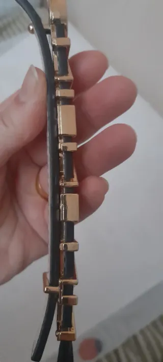 Cinturón Valentino Negro y Dorado Mide 100cm