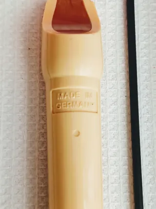 Flauta, funda Hello Kitty, libro y neceser.