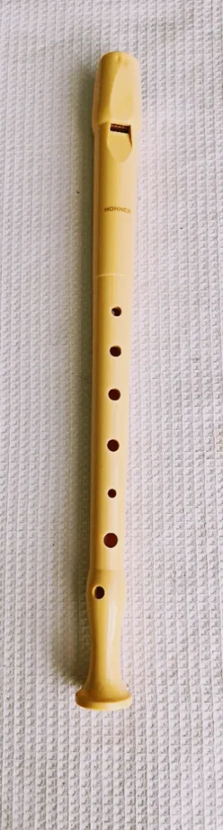 Flauta, funda Hello Kitty, libro y neceser.