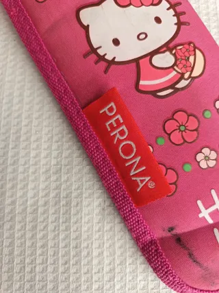 Flauta, funda Hello Kitty, libro y neceser.