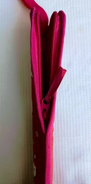 Flauta, funda Hello Kitty, libro y neceser.