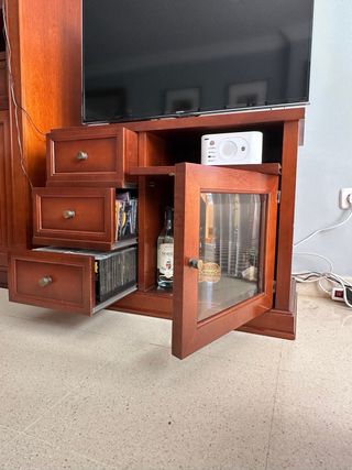 Mueble madera maciza con cajones y vitrina