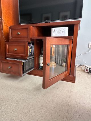 Mueble madera maciza con cajones y vitrina