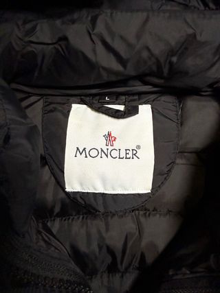 Chaleco acolchado negro con capucha estilo premium