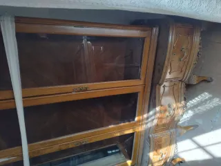 Mueble vitrina isabelino madera y cristal