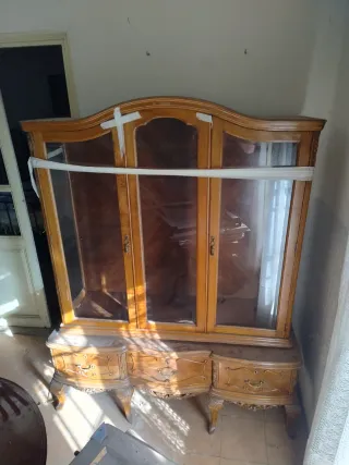 Mueble vitrina isabelino madera y cristal