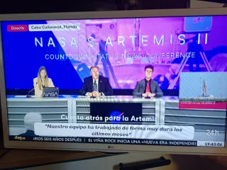 Televisión LG 24TK410V con soporte y mando