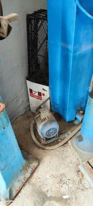 Taladro de columna industrial funcionando