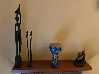 Figuras decorativas de madera y tambor de viajes.