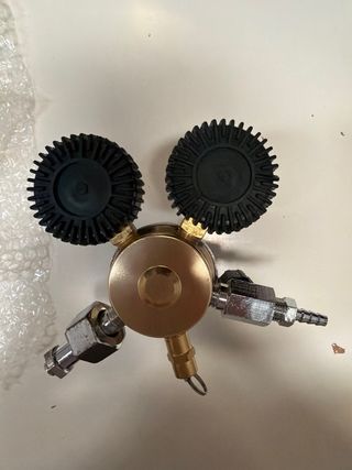 Regulador de presión con manómetros