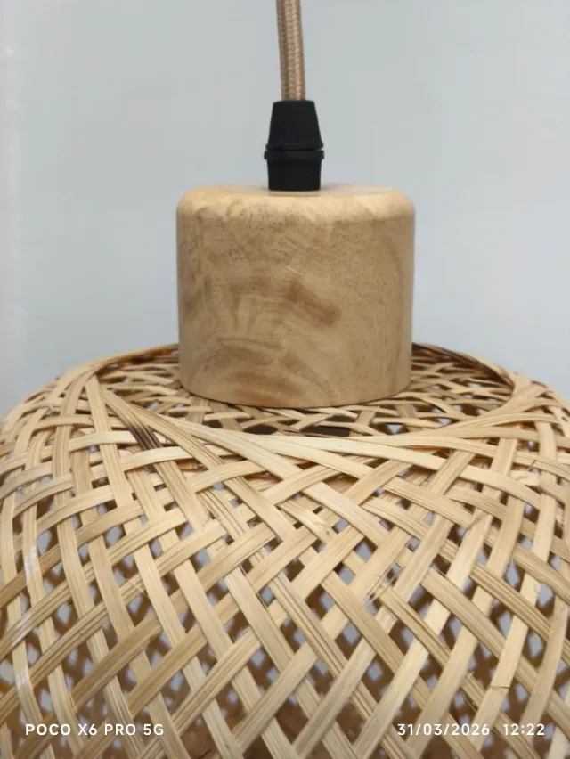 Lámparas colgantes de bambú y madera