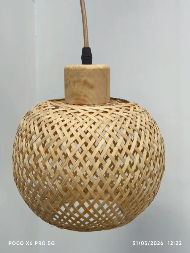 Lámparas colgantes de bambú y madera