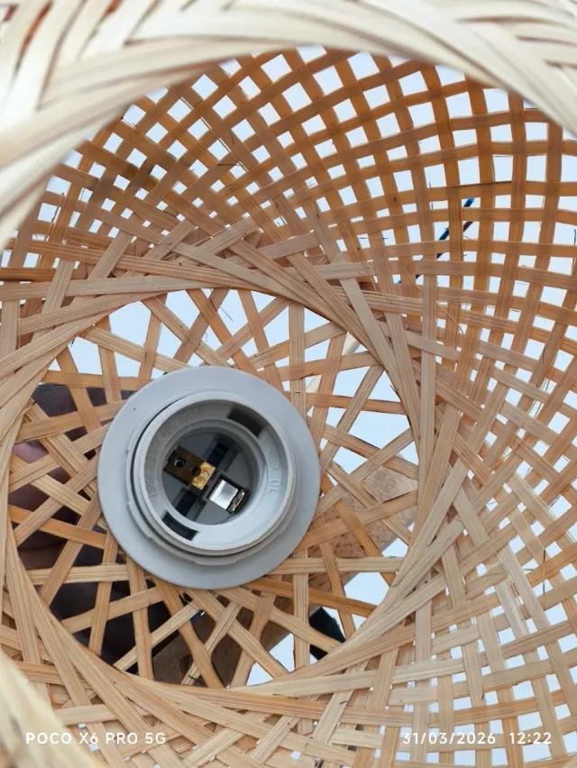 Lámparas colgantes de bambú y madera