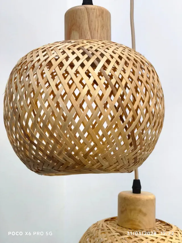 Lámparas colgantes de bambú y madera
