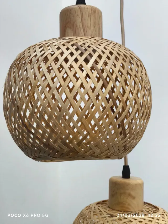 Lámparas colgantes de bambú y madera