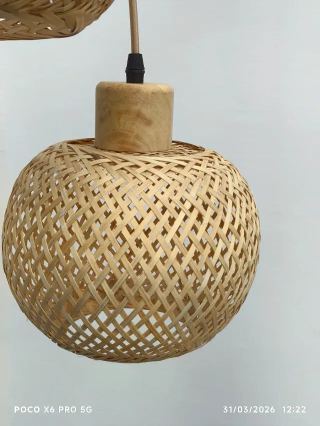 Lámparas colgantes de bambú y madera