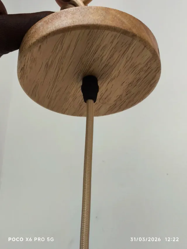 Lámparas colgantes de bambú y madera