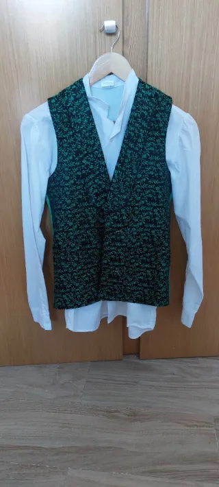 Camisa huertana blanca y chaleco verde.