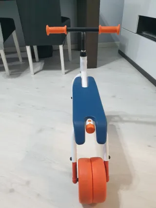 Triciclo infantil Btwin azul y naranja