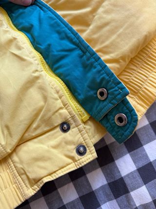 Chaquetón plumífero amarillo