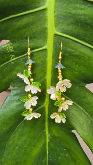 Orecchini Fiori Bianchi e Foglie Verdi