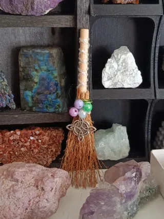 Escoba de bruja armonizador triqueta