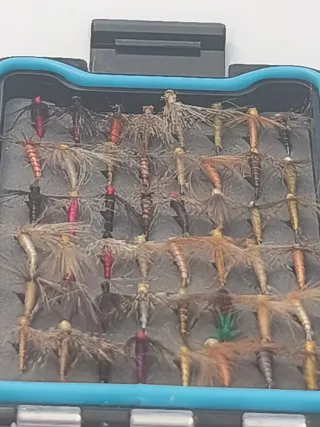 Caja de moscas ahogadas para pesca