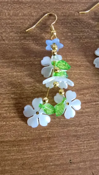 Orecchini Fiori Bianchi e Foglie Verdi