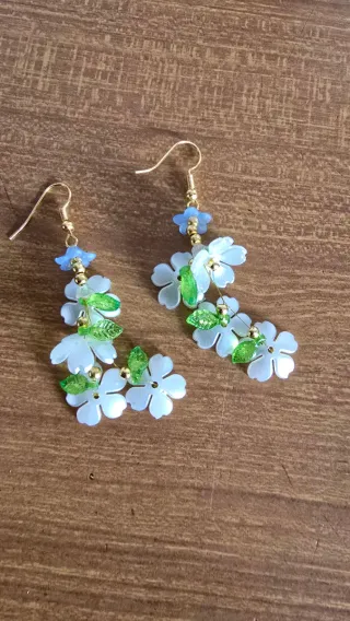 Orecchini Fiori Bianchi e Foglie Verdi