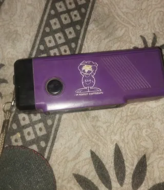 Cámara de fotos antigua púrpura