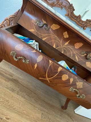 Aparador y espejo de madera con mármol