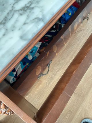 Aparador y espejo de madera con mármol