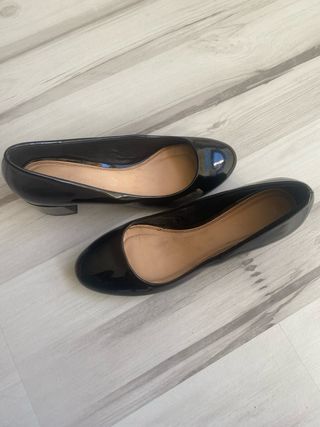 Zapatos de vestir negros brillantes