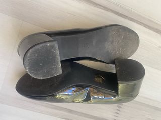 Zapatos de vestir negros brillantes