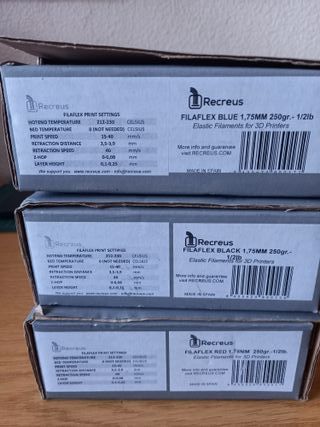 3 carretes de filamento 3D (azul, rojo, negro)