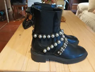 Botin negro perlas y tachas quita y pon