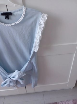 Camiseta azul talla 38 con encaje