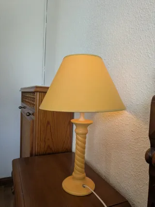 Lámpara de mesa amarilla retorcida