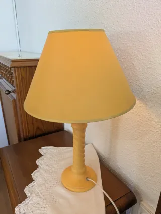 Lámpara de mesa amarilla retorcida