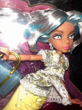 Muñeca Mermaze Mermaidz Casea Color Change