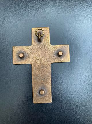 Cruz de bautizo de bronce