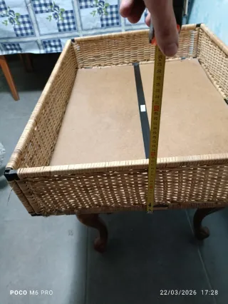 Cajón de mimbre y madera