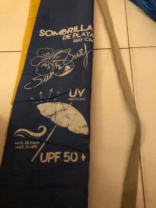 Sombrilla de playa azul con funda de verano