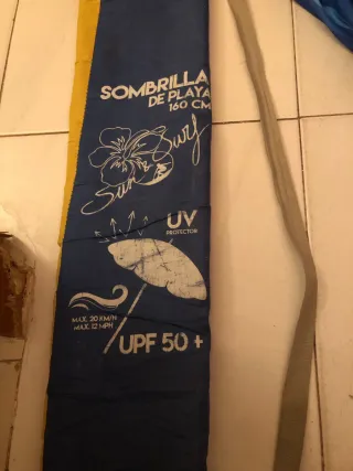 Sombrilla de playa azul con funda de verano