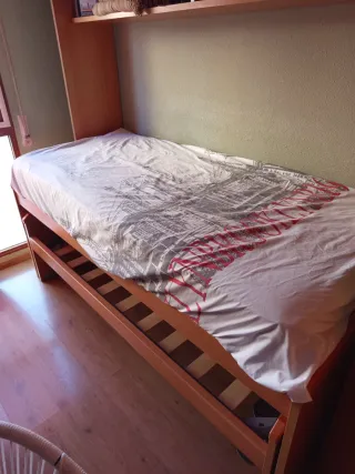 Cama nido de madera con funda multicolor