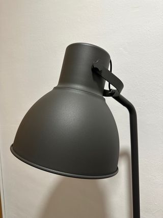 Lámpara de pie negra