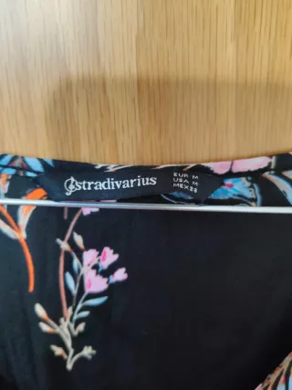 Blusa Stradivarius Estampado Floral Negra