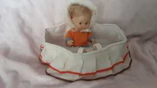 Muñeca barriguitas antigua esquimal capazo